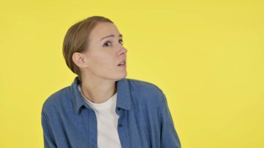 Genç Kadın Korktu, Korktu Sarı Arkaplanda