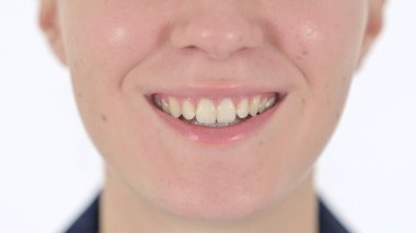 Gülümseyen Kadın Ağzı 'nın kapanışı Kameraya Bakıyor