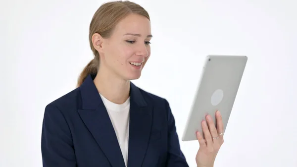 Videoanruf auf dem Tablet von junger Geschäftsfrau auf weißem Hintergrund — Stockfoto