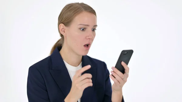 Genç İş Kadınları Beyaz Arkaplanda Akıllı Telefonla Kayıp — Stok fotoğraf