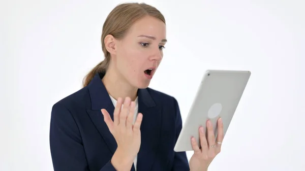 Молода бізнес-леді реагує на втрату планшета на білому тлі — стокове фото