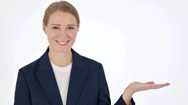 Молода бізнес-леді тримає продукт в руці на білому тлі — стокове фото