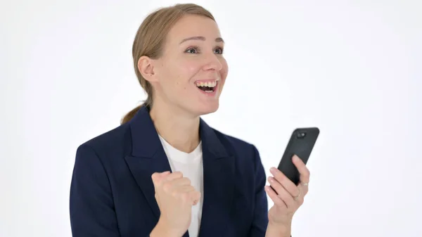 Молода бізнес-леді святкування на смартфоні на білому тлі — стокове фото
