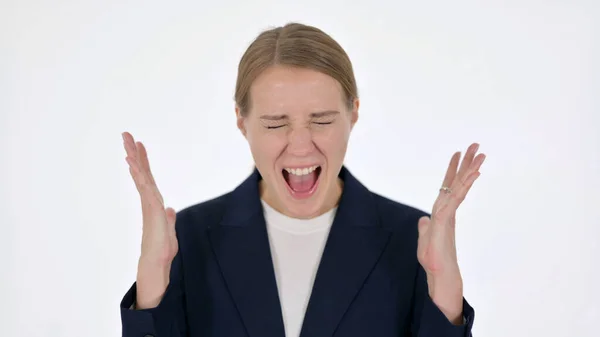 Junge Geschäftsfrau schreit auf weißem Hintergrund — Stockfoto