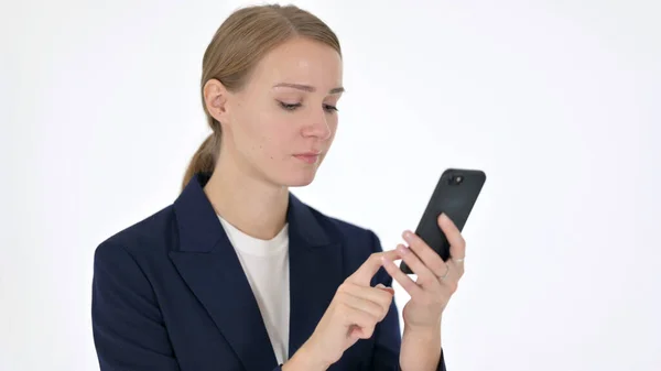 Joven empresaria navegando Smartphone sobre fondo blanco — Foto de Stock