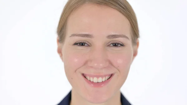 Лицо крупным планом счастливой молодой предпринимательницы, улыбающейся в камеру — стоковое фото