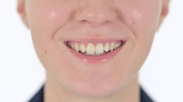 Primer plano de sonriente boca de mujer mirando a la cámara — Foto de Stock