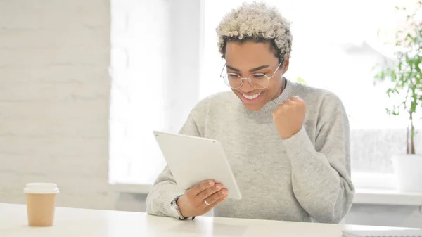 Afrikansk kvinna firar framgång på Tablet in Office — Stockfoto