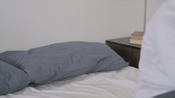 Adam Yatağa Gidiyor ve Uyuyor — Stok video