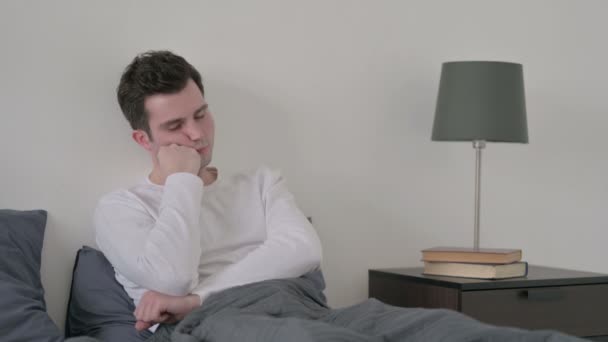 Mann macht Mittagsschlaf im Bett — Stockvideo