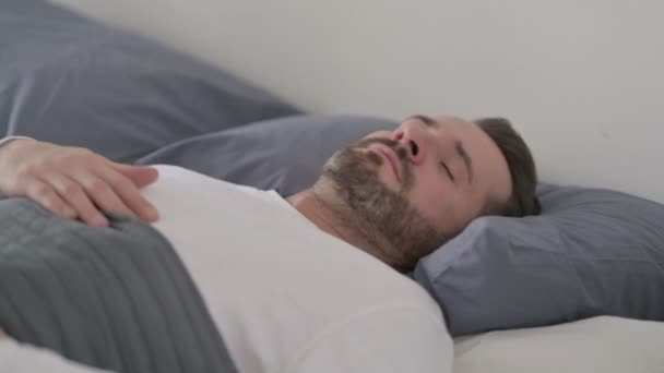 Az ember felébred az ágyban alvásból — Stock videók