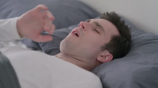 ベッドで目を覚ます間に男の咳,閉じる — ストック動画