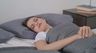 Yatakta Uyurken Öksüren Kadın