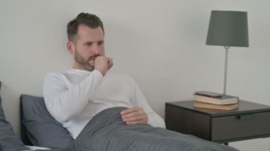 Yatakta Uyurken Öksüren Adam