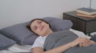 Yatakta Uyanık Kadın Düşünüyor