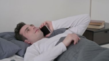 Yatakta Uyurken Akıllı Telefonla Konuşan Adam