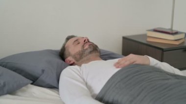 Yatakta Uyurken Öksüren Adam