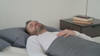 Yatakta Kabus 'tan uyanan adam