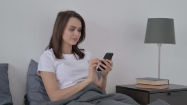 Yatakta Akıllı Telefon 'da Kadın Kaybına Tepki Veriyor