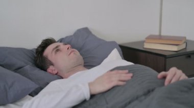 Yatakta Uykusuz Kalan Adam