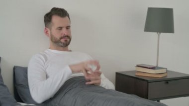 Adam yatakta otururken düşünür.