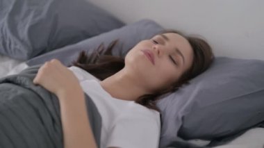 Yatakta Uyurken Rahatsız Olan Kadın 