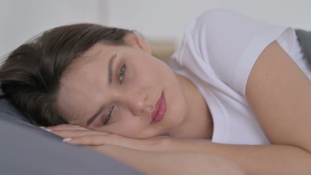 Vrouw wakker in bed denkend — Stockvideo
