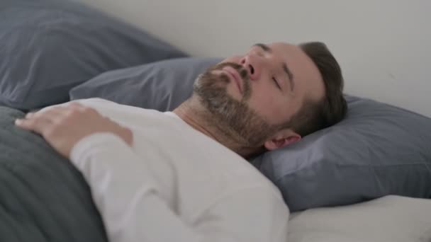 Békésen alszik az ágyban. — Stock videók