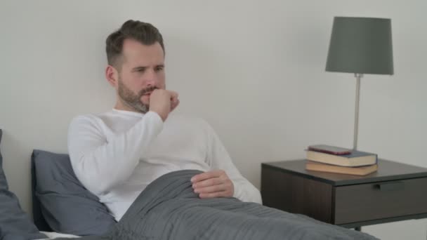 Homem tosse enquanto dormia na cama — Vídeo de Stock
