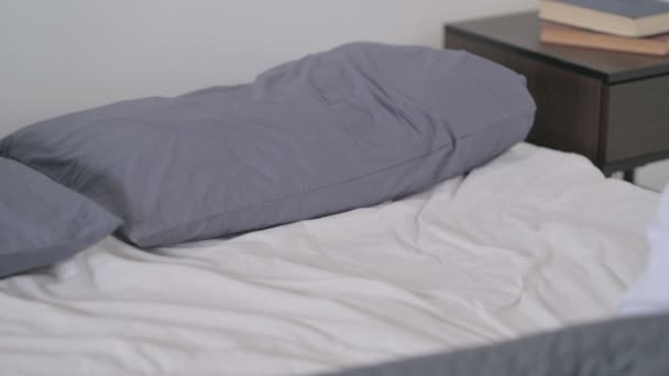 Mujer yendo a la cama y durmiendo — Vídeo de stock