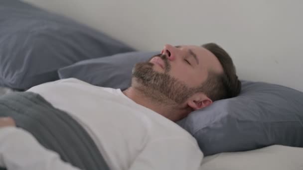 Человек кашляет, когда спит в постели — стоковое видео