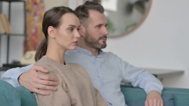 Porträtt av Par Tittar på kameran medan du sitter på soffan — Stockvideo