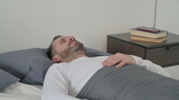Homem Despertado na cama Pensando — Vídeo de Stock
