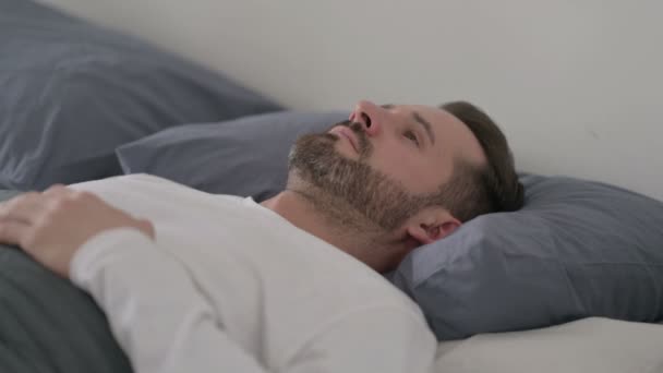 Людина прокидається в ліжку мислення — стокове відео