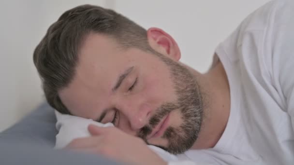 Békésen alszik az ágyban. — Stock videók