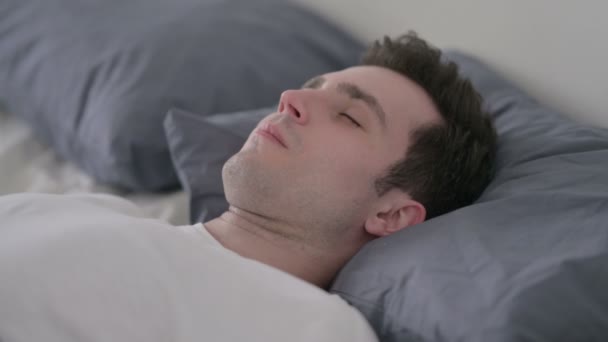Hombre durmiendo en la cama pacíficamente, de cerca — Vídeo de stock