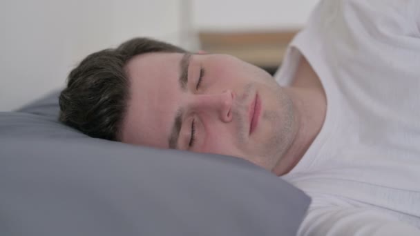 Uomo Tosse mentre dorme a letto, Avvicinamento — Video Stock