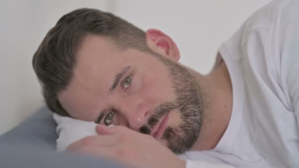 Muž vzhůru v posteli přemýšlí — Stock video