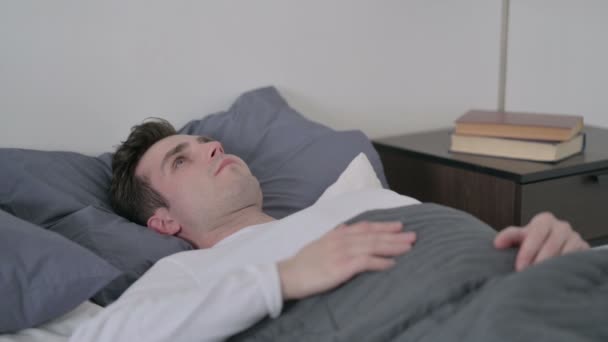 ベッドに寝そべってる男は眠れない — ストック動画