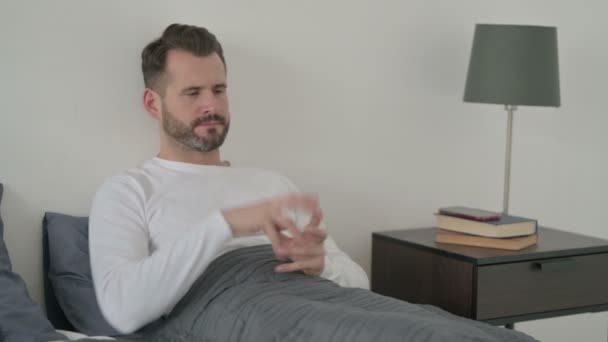 Mann denkt im Bett — Stockvideo