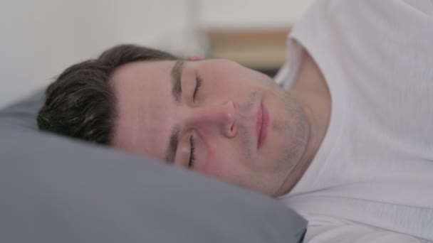 Uomo che dorme a letto Tranquillo, Avvicinamento — Video Stock