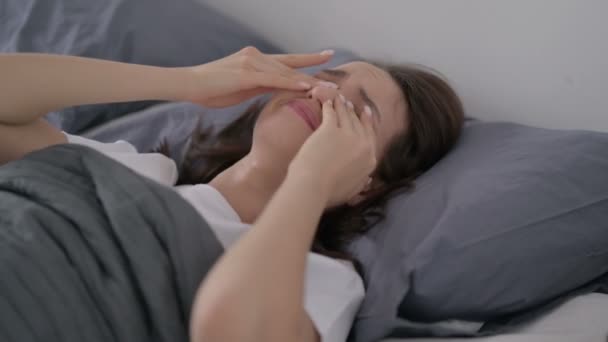 Женщина плачет, пока спит в постели — стоковое видео