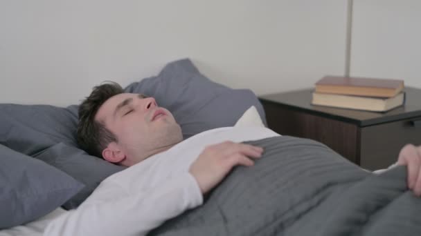 "Yatakta Uyuyan Adam" — Stok video