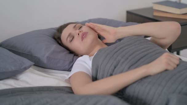 Donna che ha mal di testa mentre dorme a letto — Video Stock
