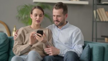 Smartphone 'da Çiftin Başarısını Kutlayan Portresi, Koltukta Oturan 