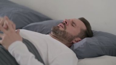 Yatakta Uyurken Başağrısı çeken Adam