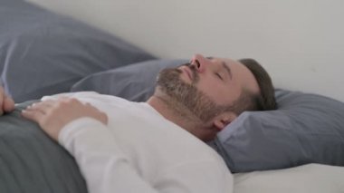 Yatakta Kabus 'tan uyanan adam