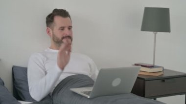 Yatakta Laptop 'ta Video Çağrısı Yapan Adam
