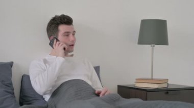 Yatakta Akıllı Telefondan Konuşan Adam