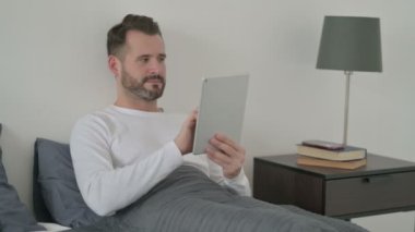 Yatakta Tablet 'te Başarı Kutlaması
